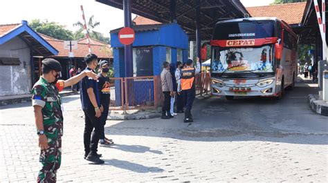 Puluhan Awak Bus Di Terminal Purabaya Jalani Tes Urine Kempalan