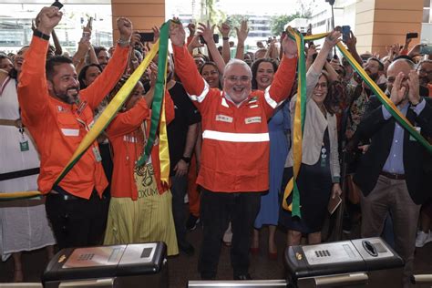 Presidente Da Petrobras Recebe Funcion Rios Na Reabertura Do Torre Pituba