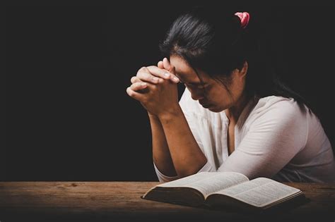 La Mano De La Mujer Cristiana En La Sagrada Biblia Es Orar Y Adorar