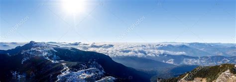 Un océano épico de nubes y niebla en el paisaje de las montañas de