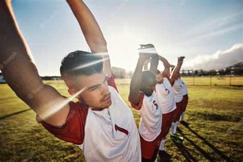 El Equipo De Fútbol Masculino Y El Estiramiento Para El Bienestar Físico Y La Salud En Un Campo