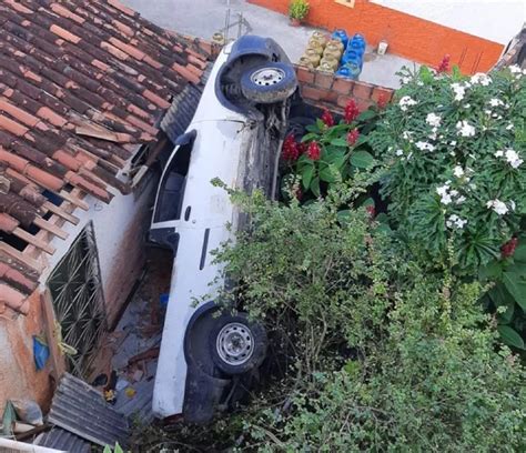 Motorista Perde Controle Da Dire O E Carro Cai Em Fundo De Casa Em