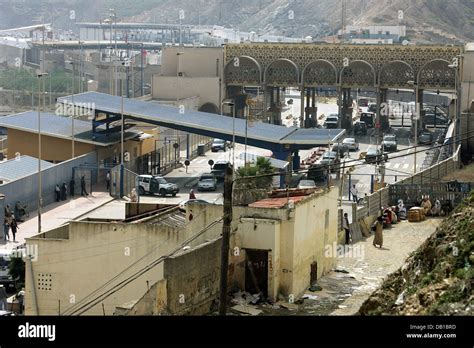 La photo montre le passage de la frontière pour le Maroc à l enclave