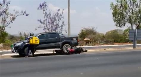 Vídeo motorista passa por cima de moto de entregador após briga de