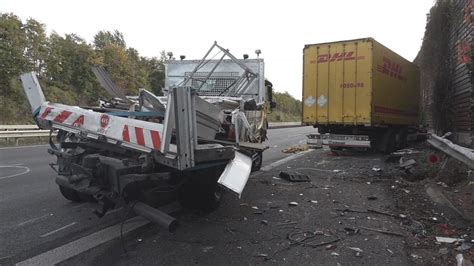 Nonstopnews Lastwagen Prallt In Baustelle In Fahrzeuge Der