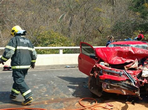 G1 Pista molhada provoca acidente entre caminhão e carro na BR 365