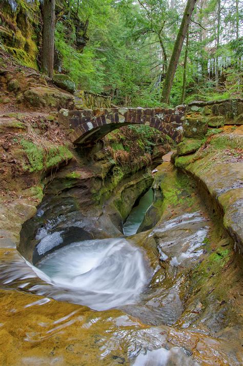 Ohio Waterfall Devils Bathtub At Old Mans Cave Hocking Hills State