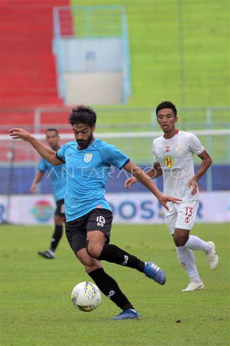 Laga Penyisihan Grup E Persela Vs Barito Antara Foto