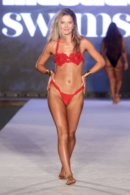 Ellie Thumann Sports Illustrated Swimsuit Runway Show In Miami Beach