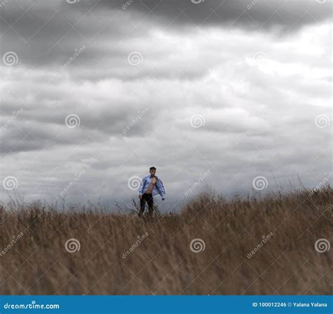 Homme Qui Se Sent Libre Regardant Lhorizon Photo Stock Image Du