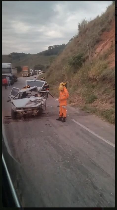 Batida Entre Dois Carros Deixa Um Morto Em Uruc Nia Na Zona Da Mata