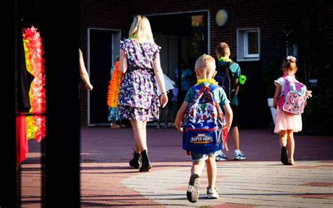 Maasdam Parents And Children Arrive At Ikc De Pijler Primary School