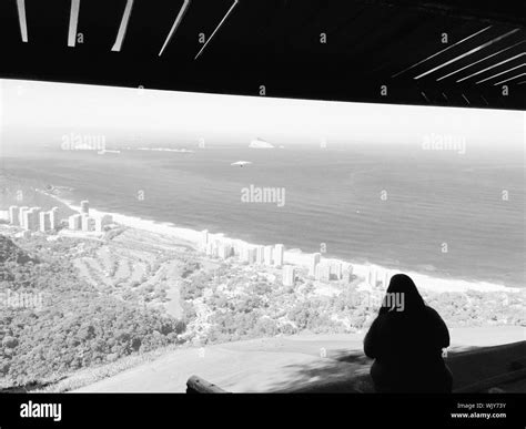 Vista Trasera De La Silueta De Una Mujer Mirando El Mar Desde Pedra