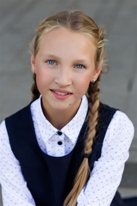 Portrait D une Belle Fille Dans Un Uniforme Scolaire Devant Classe à