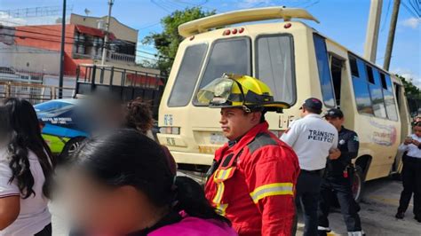 Ruta 76 choca contra poste en Bulevar Esteban de Antuñano pasajeros