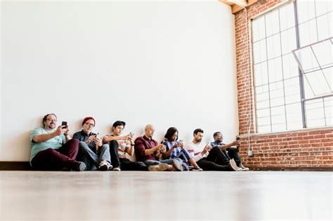 Grupo De Pessoas Usando Telefones Celulares Foto Premium