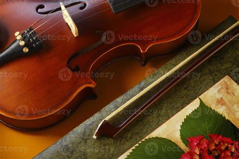 violin and bow 10617694 Stock Photo at Vecteezy