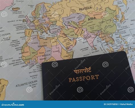 Pasaporte Con Mapa Mundial Como Fondo Foto De Archivo Imagen De