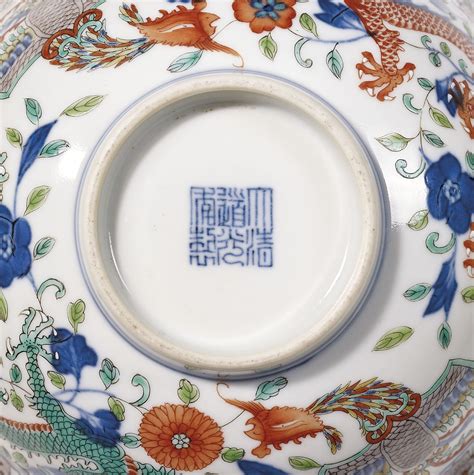 PAIRE DE BOLS EN PORCELAINE WUCAI CHINE DYNASTIE QING MARQUES A SIX