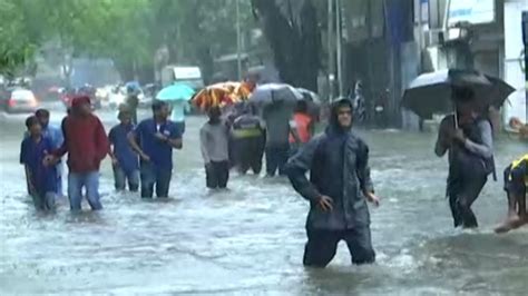 Rain Photo मुंबईत मुसळधार पाऊस रस्त्यांना आले नदीचे स्वरुप अनेक