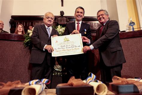 Ngelo Ferreira Entrega Medalha Le O Do Norte Para Felipe Carreras