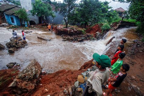 Flood Death Toll Rises To 26 In Jakarta Tens Of Thousands Evacuated