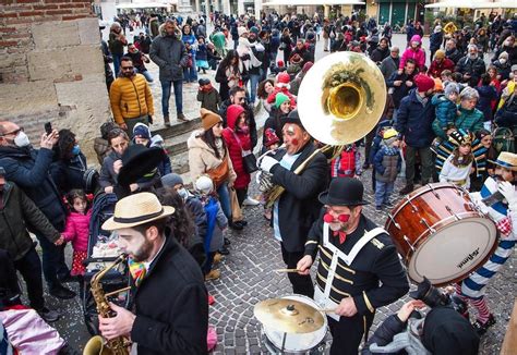 Il Ritorno Delle Mascherine Carnevale Riempie Le Piazze