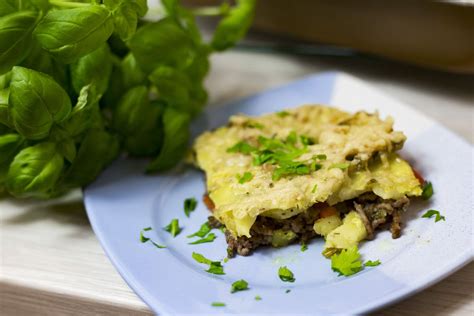 Vegetarisches Blumenkohl Gratin mit Schmand und Käse überbacken