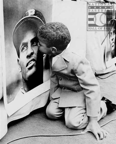 That's one of his sons kissing Roberto Clemente's picture. | Roberto ...