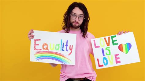 atractivo gay caucásico barbado hombre participación un protesta firmar