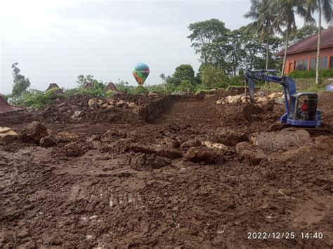 Proses Galian Tanah Kolam Renang Dengan Cara Manual Atau Konvensional