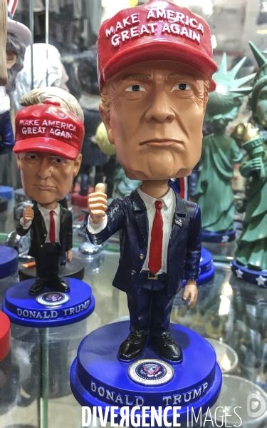 Statuettes A L Effigie De Donald Et Melania Trump Par Fr D Ric Reglain