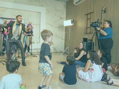 Bandalheira Do Bem Faz A Festa Para Crian As No Escrit Rio Brasil