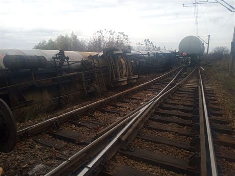 Tren deraiat la Arad Două vagoane cisternă cu carburant s au răsturnat