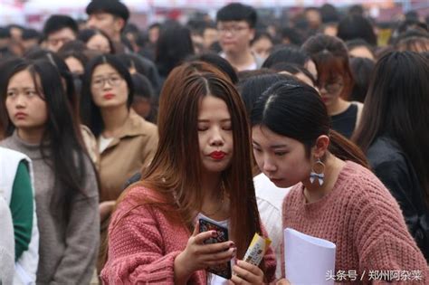 研究生不如大專技校 鄭州大專院校招聘會企業開年薪20萬 美女如雲 每日頭條