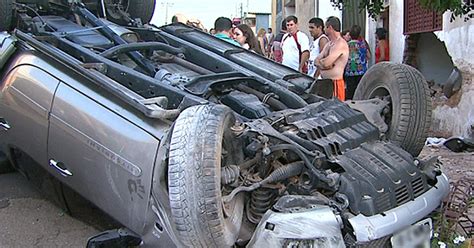 G1 Caminhonete Bate Em Carro Derruba Muro De Casa E Tomba Em