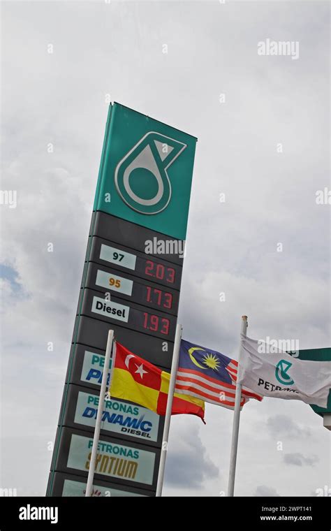 Petronas Logo Hi Res Stock Photography And Images Alamy