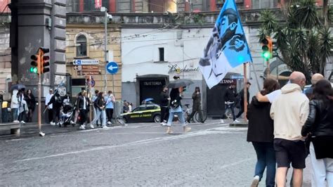 Festa Scudetto Rimandata La Delusione Dei Tifosi In Centro A Napoli