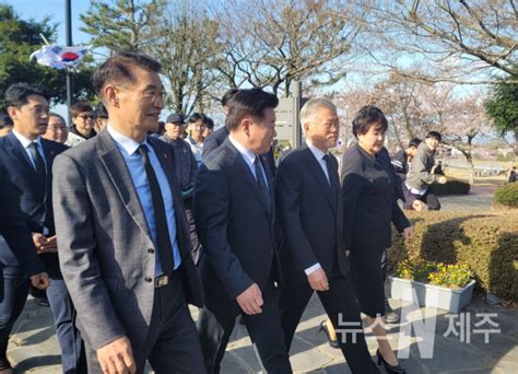 “43의 완전한 치유가 진정한 화해와 통합의 길”문재인 전 대통령 4·3 영령 참배 뉴스n제주