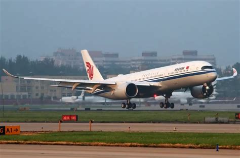 “墨镜侠”首航成功！中国大陆首架空客a350顺利落地 墨镜侠a350国航 ——快科技驱动之家旗下媒体 科技改变未来