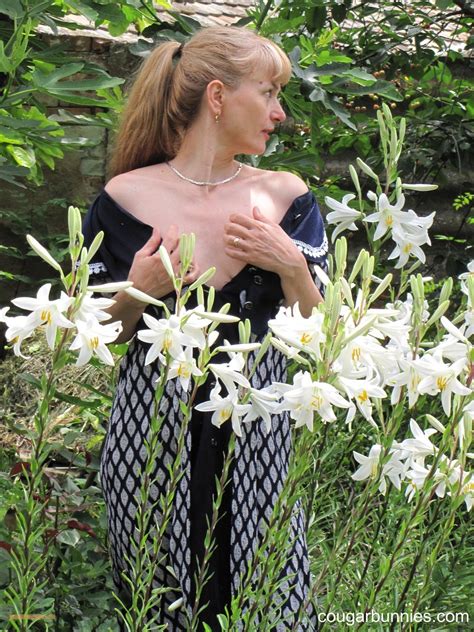 Stunning Mature Girl Doris Dawn Unveils Her Nice Figure Outdoors Photos