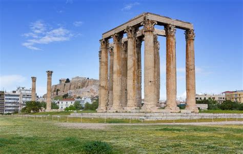 Templo De Zeus Ol Mpico Acr Polis En El Fondo Atenas Grecia Foto De