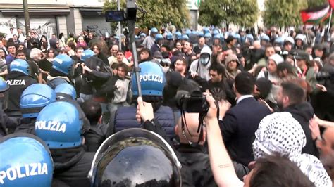 "Spara a Giorgia": la scritta al corteo diventa un caso politico