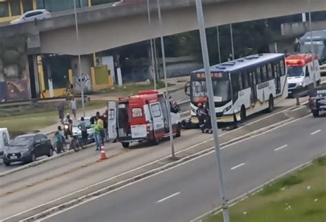 Ap S Colis O Ciclista Vai Parar Embaixo De Nibus Troncal Na Pista Do