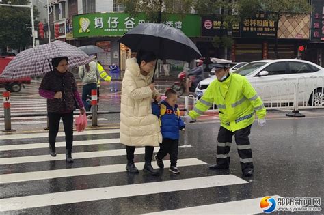 开学第一天 邵阳交警全力以“护”邵阳风采邵阳人在线