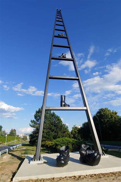 Monumento en la calle Krakowska rompecabezas en línea