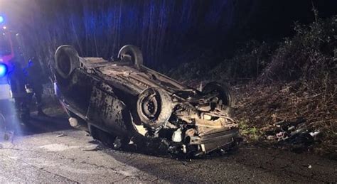 Perde Il Controllo Della Macchina E Finisce Fuori Strada Poi L Auto Si