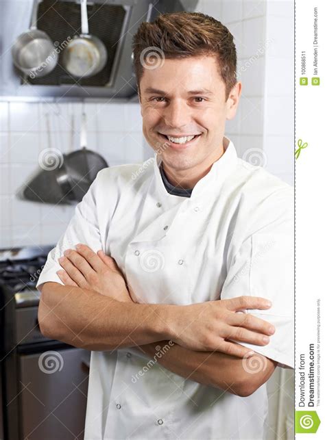 Portret Van Mannelijke Chef Kok Standing In Kitchen Stock Afbeelding