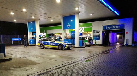 Gas Station Robbery In Wolfratshausen Masked Man Threatens With Pistol