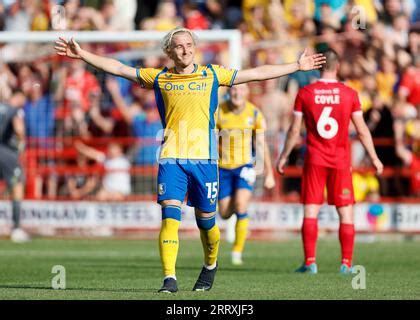 Aaron Lewis De Mansfield Town Celebra Con Jordan Bowery Louis Reed Y